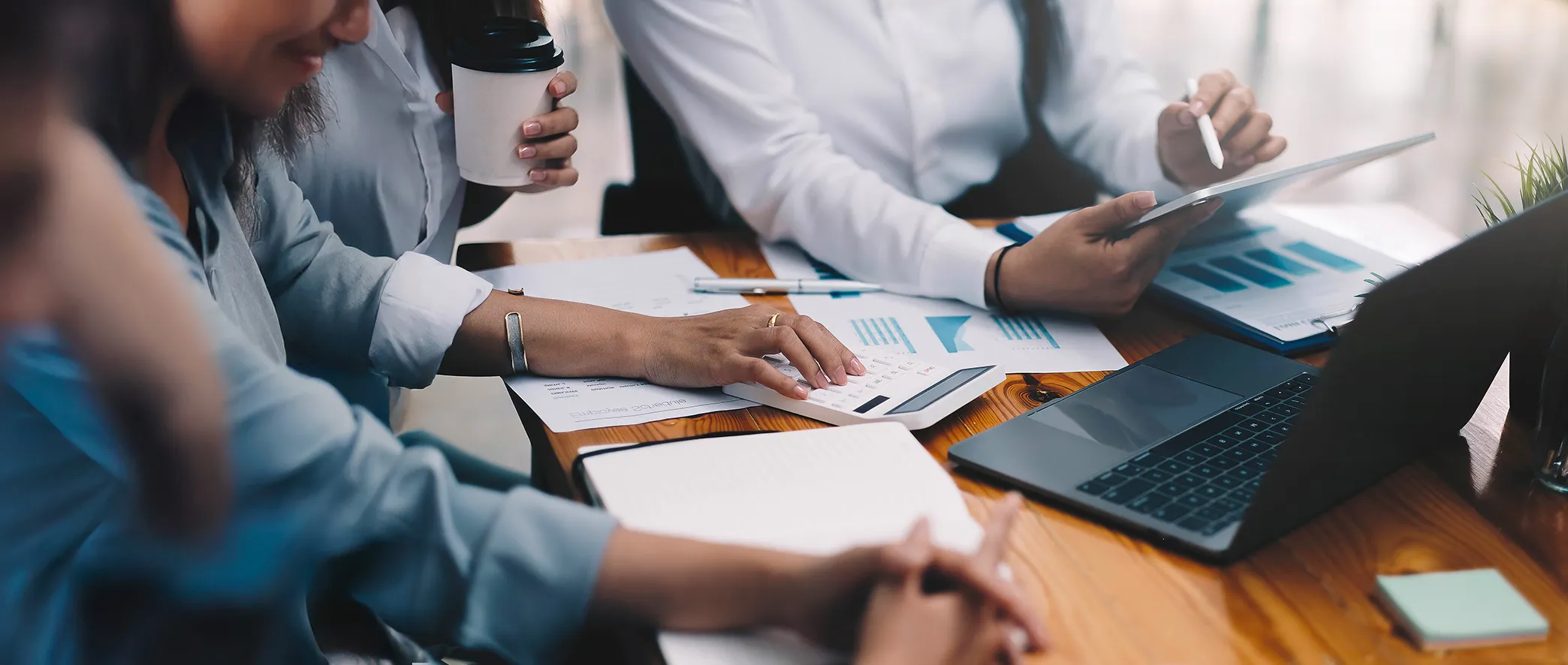 Escritorio con personas versión escritorio